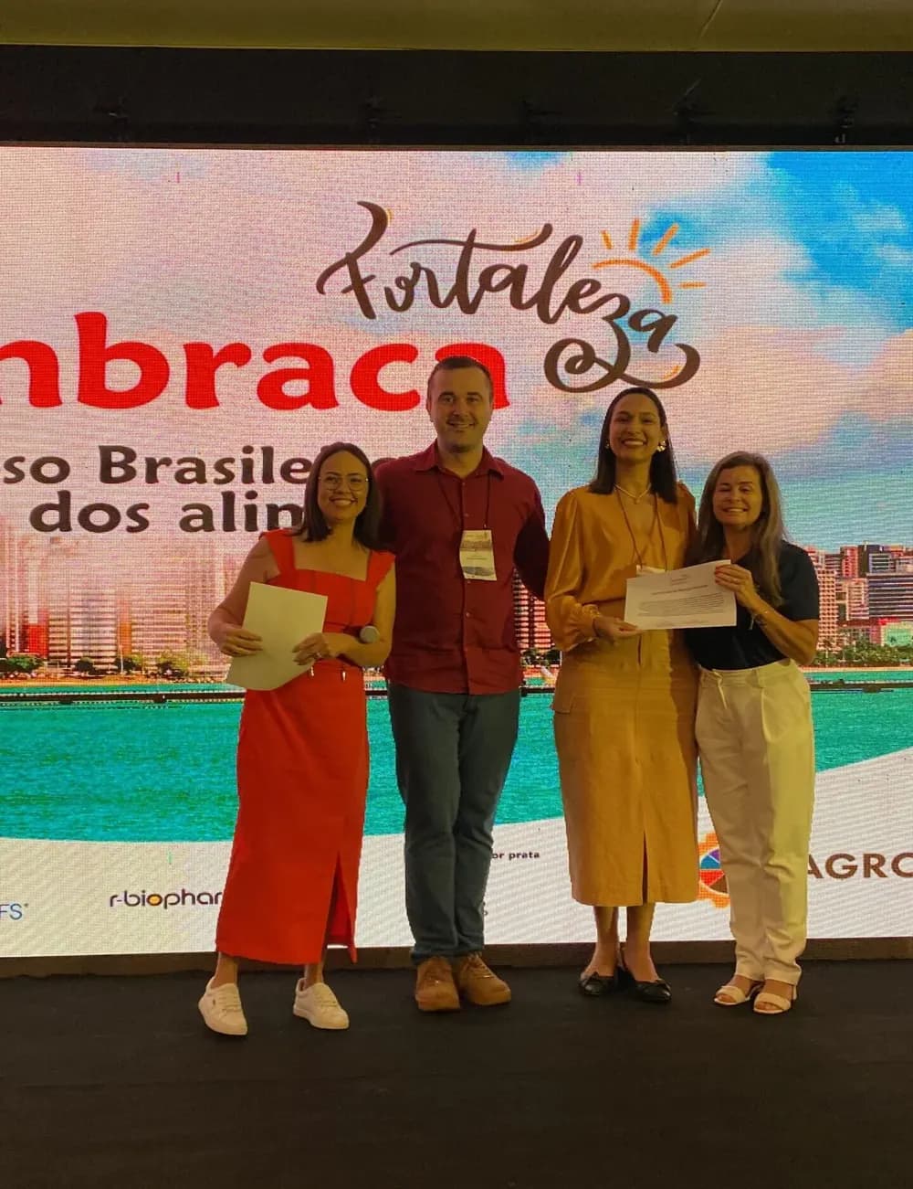 Pessoas premiadas com certificado no palco do Conbraca